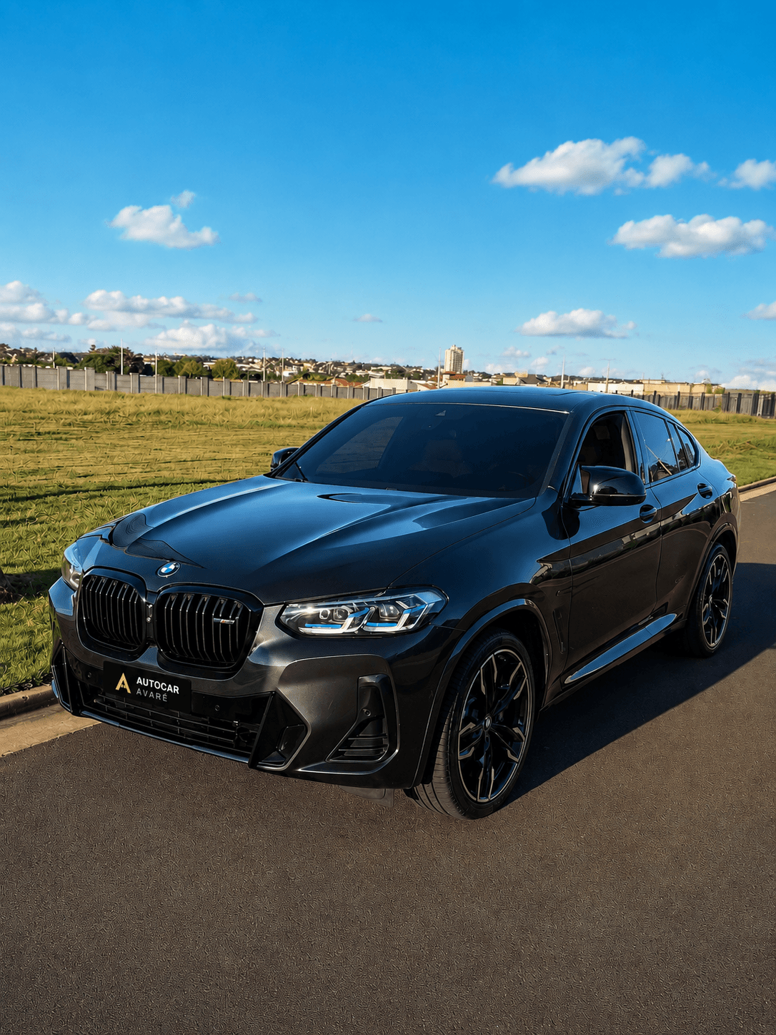 BMW X4 M40i cinza do estoque da MF Auto Avaré, visto de frente em três quartos