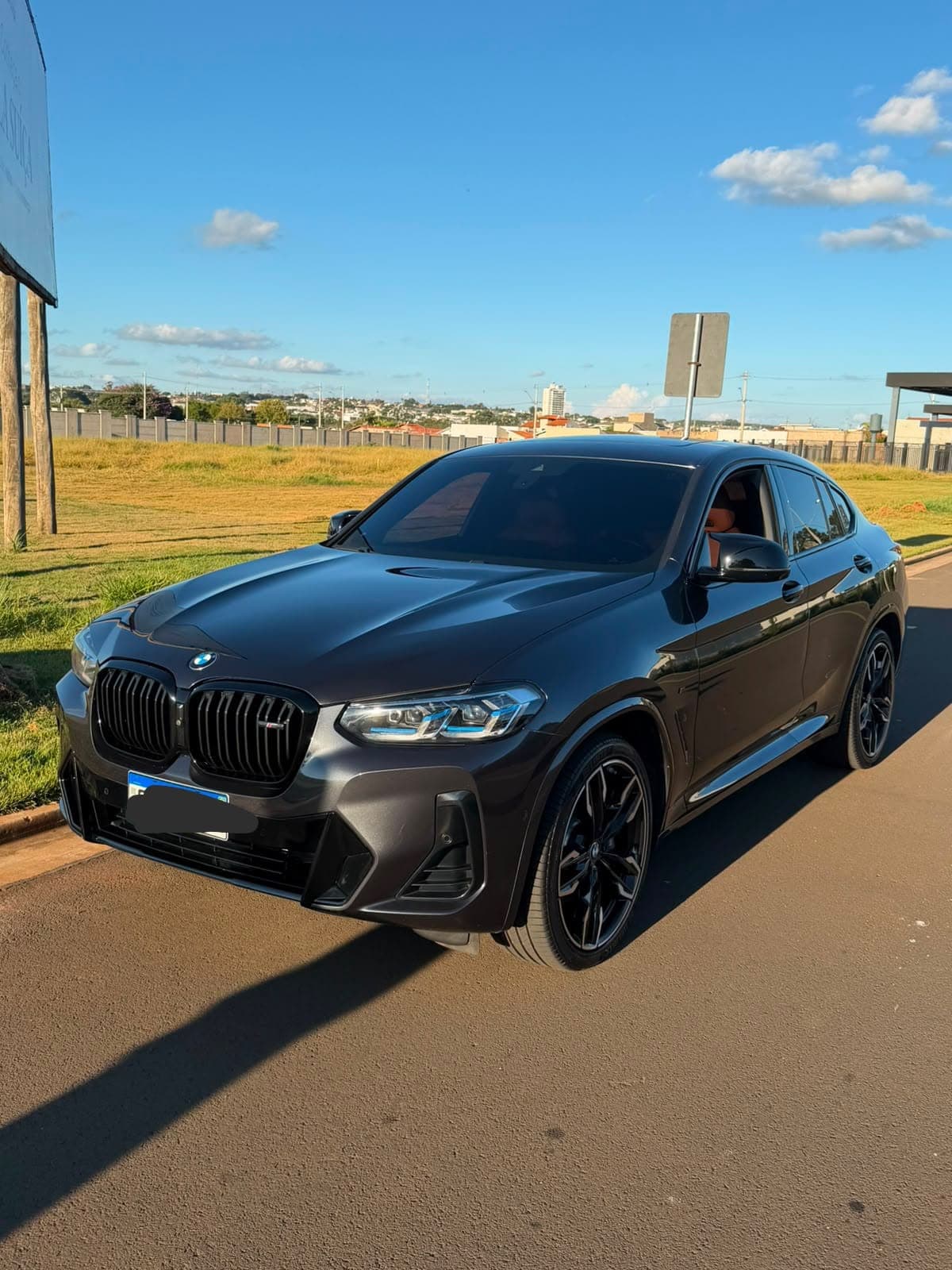 BMW X4 M40i cinza vista de frente em três quartos