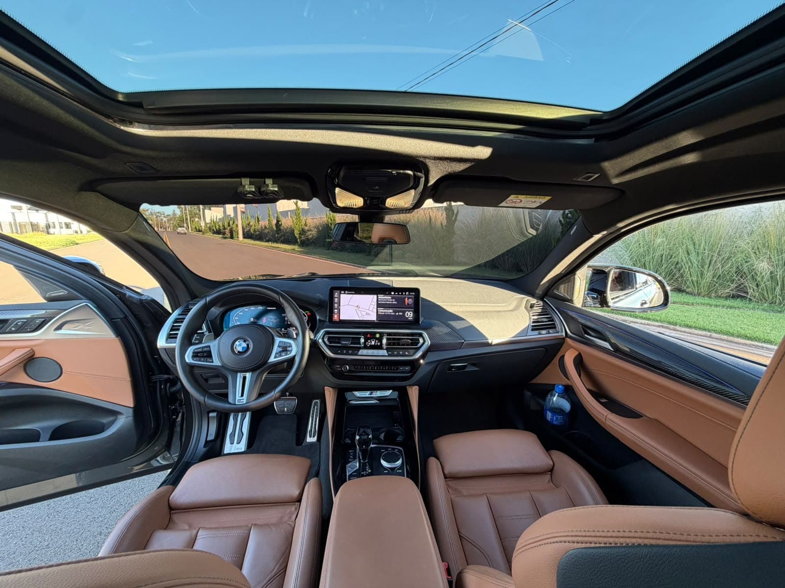 Interior do BMW X4 M40i com acabamento em couro caramelo e teto panorâmico