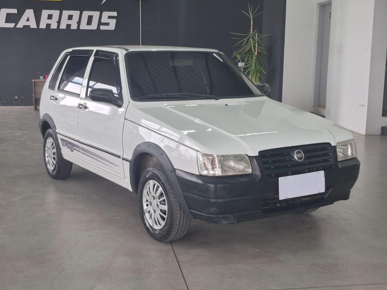 Fiat Uno Way 2007 branco visto de frente em três quartos