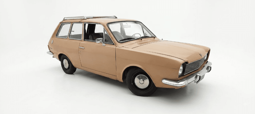 Ford Belina 1974 1.3 marrom vista de frente em estúdio