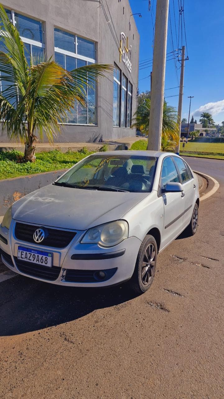Volkswagen Polo Sedan 2008 prata visto de frente em três quartos